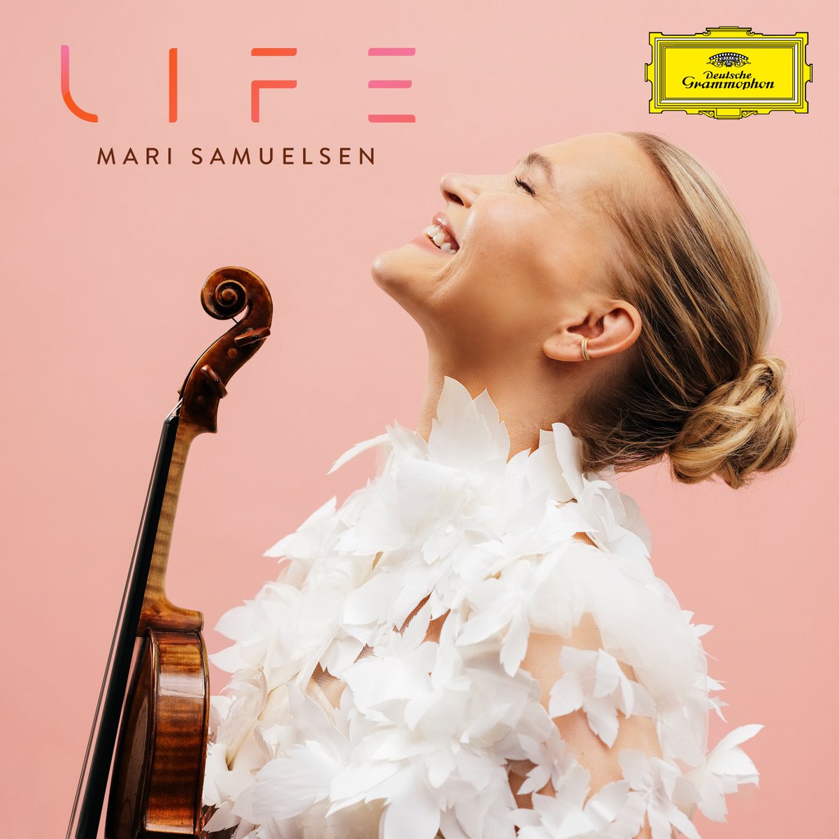 We are excited to present LIFE – @samuelsofficial’s third album for DG! Rich in contemporary colour and contrast, it is inspired by her experience of becoming a mother. Discover the first single – @belli_olivia’s uplifting work Sapias. 🎧 → dg.lnk.to/SamuelsenLife