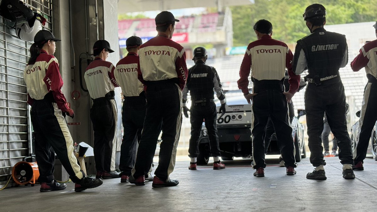MINATY_RACING's tweet photo. いよいよ明日から決勝です！
昨日も今日も夜遅くまでメンテ&ピットストップ練習を頑張ってくれたチームメカ&千葉トヨタの皆さん、戦略を練りに練ってくれた監督&レースエンジニア。
そして、この活動を全力でバックアップして頂いているスポンサ��&サプライヤの皆様。
レースは正に団体競技ですね！！

皆の努力を結果に繋げる為に、４人のドライバーで走ってきます🫡

応援よろしくお願いします🙇

#S耐,#スーパー耐久,#FUJI24H,#富士24H,#GR86,#ジーモーション,#60号車,#アウトソーシングテクノロジー,#新潟国際自動車大学校,#GIA,#キョーラク,#全薬工業,#千葉トヨタ,#TGR