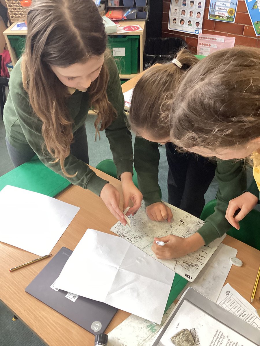 Year4Markeaton's tweet image. 🧠We have been learning all about rocks. We investigated which type of rock to use for a new school pathway and made our own sedimentary, igneous and metamorphic rocks from wax crayons. #MPSscience