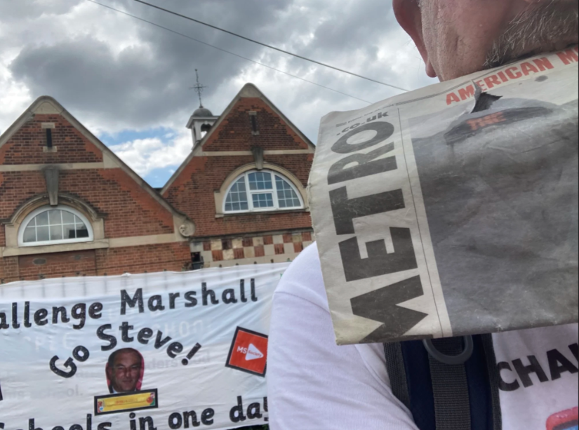 Just before 2.30pm Steve hit 50 schools by visiting Holly Park, taking a snapshot with their amazing banner!

You can sponsor Steve and follow his progress via this link: tinyurl.com/BarnetSchoolWa…