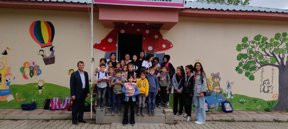 ValideMtal's tweet photo. Okulumuz sosyal yardımlaşma ve dayanışma kulübünün etkinlikleri kapsamında ilçemiz Koyunpinar Köyü Ilkokulunu ziyaret ettik. Yol üstü bize çay ısmarlayan Küçüksu Köyü Ortaokulu müdürü Naif Hocamıza teşekkür ediyoruz🙏 https://t.co/Y11tAeREMh