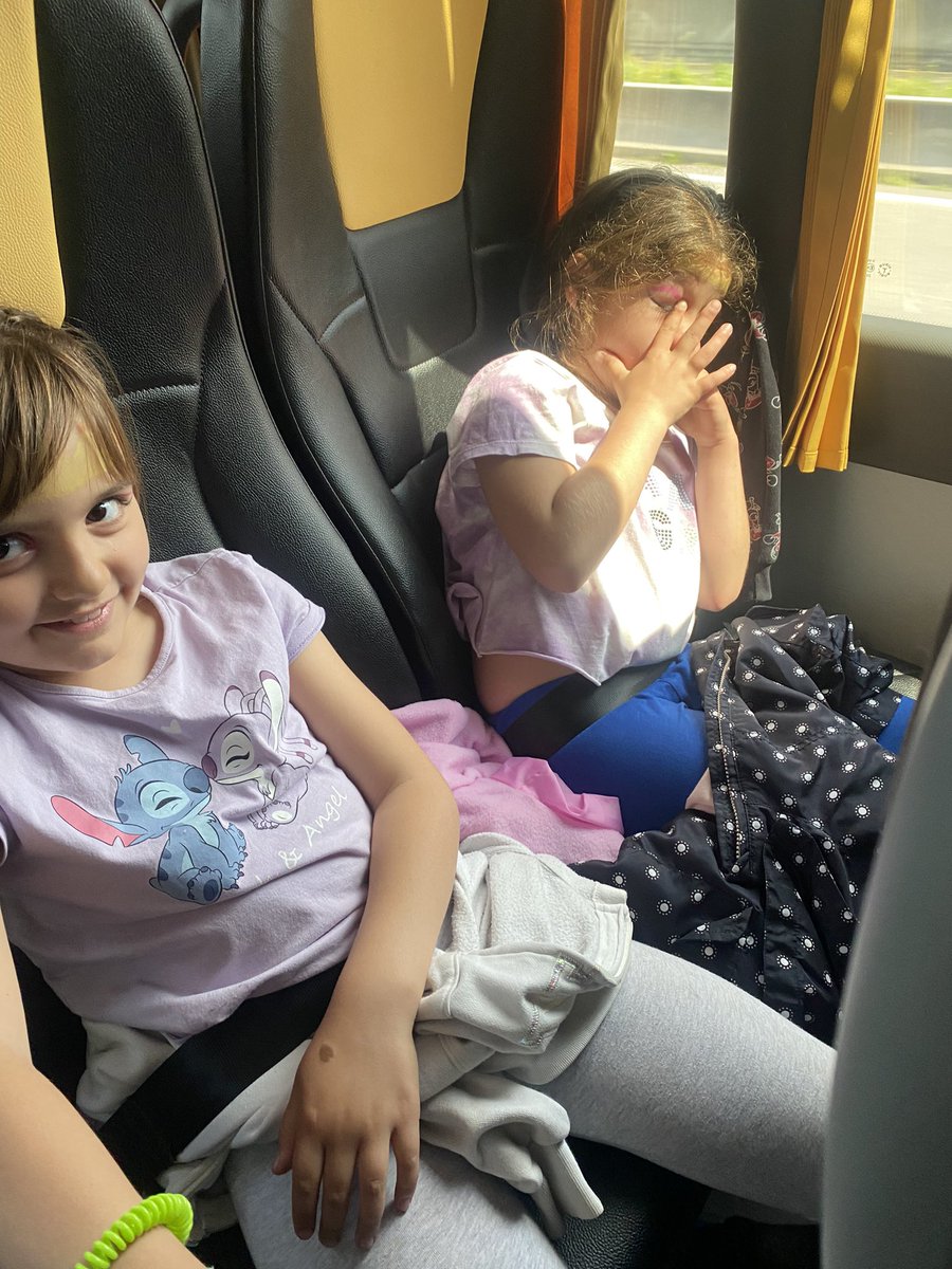 MariaMoreMDC4's tweet photo. Falta pooooc per arribar!!! Mireu que cansats estem!!! 😅🥰🤭🤭 @escolamdcprat https://t.co/vabIyHZ9aD