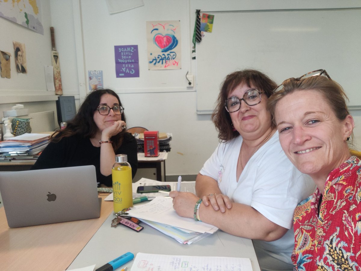 Une partie du COPIL #Erasmus+ du @ClgCazeres en pleine action! Réflexion sur le dossier de demande d'accréditation : définir nos besoins, défis, objectifs ... Des projets d'ouverture et des mobilités 🧳pour nos élèves et les personnels en perspective 🇪🇺🗺️🤩!