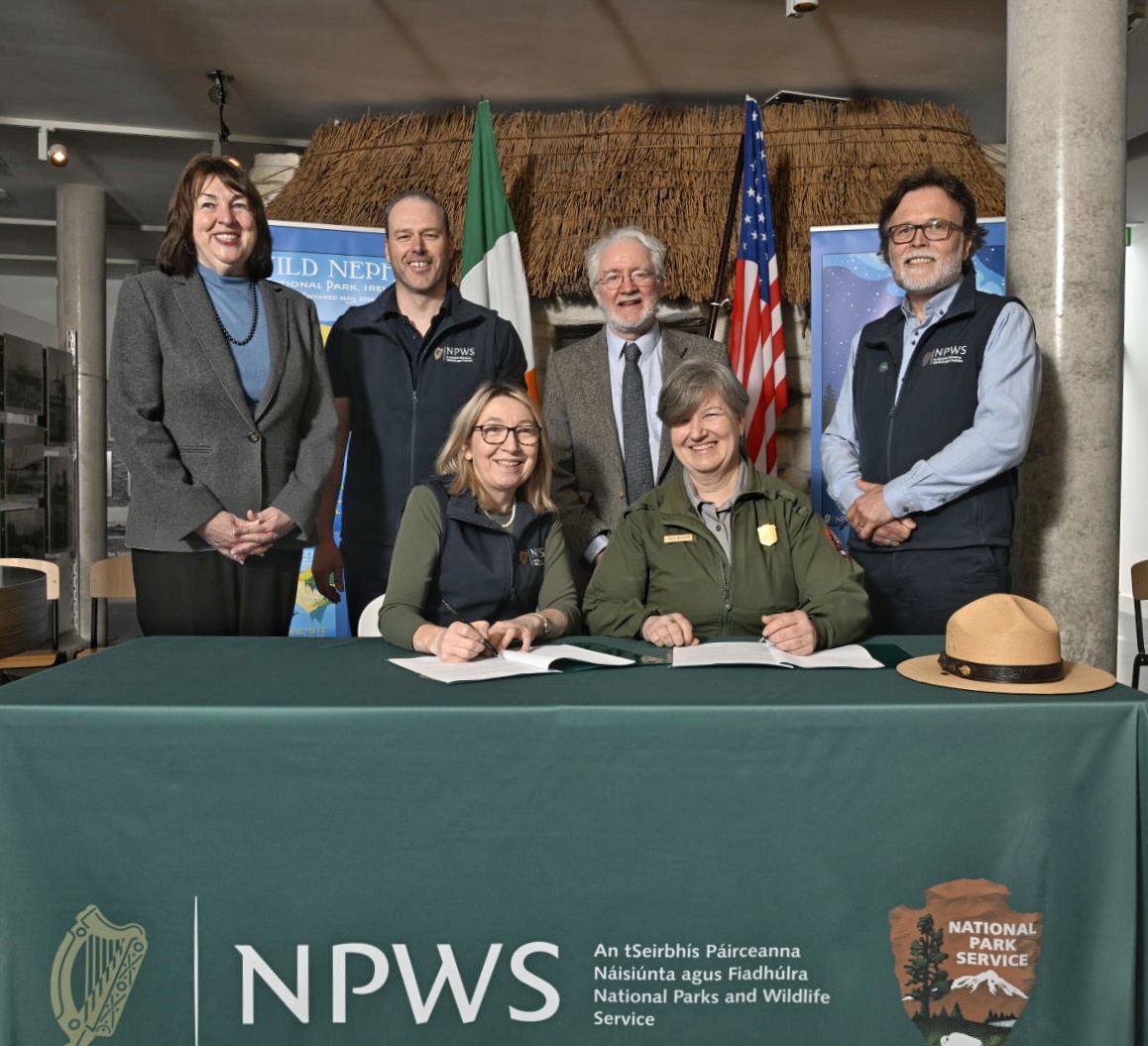 🌱Today we formally signed a Sister Park agreement between @YosemiteNPS and @WildNephin National Park. This international partnership will allow us to share learning and experience for nature conservation. Read more 👉tinyurl.com/5dby9jzh