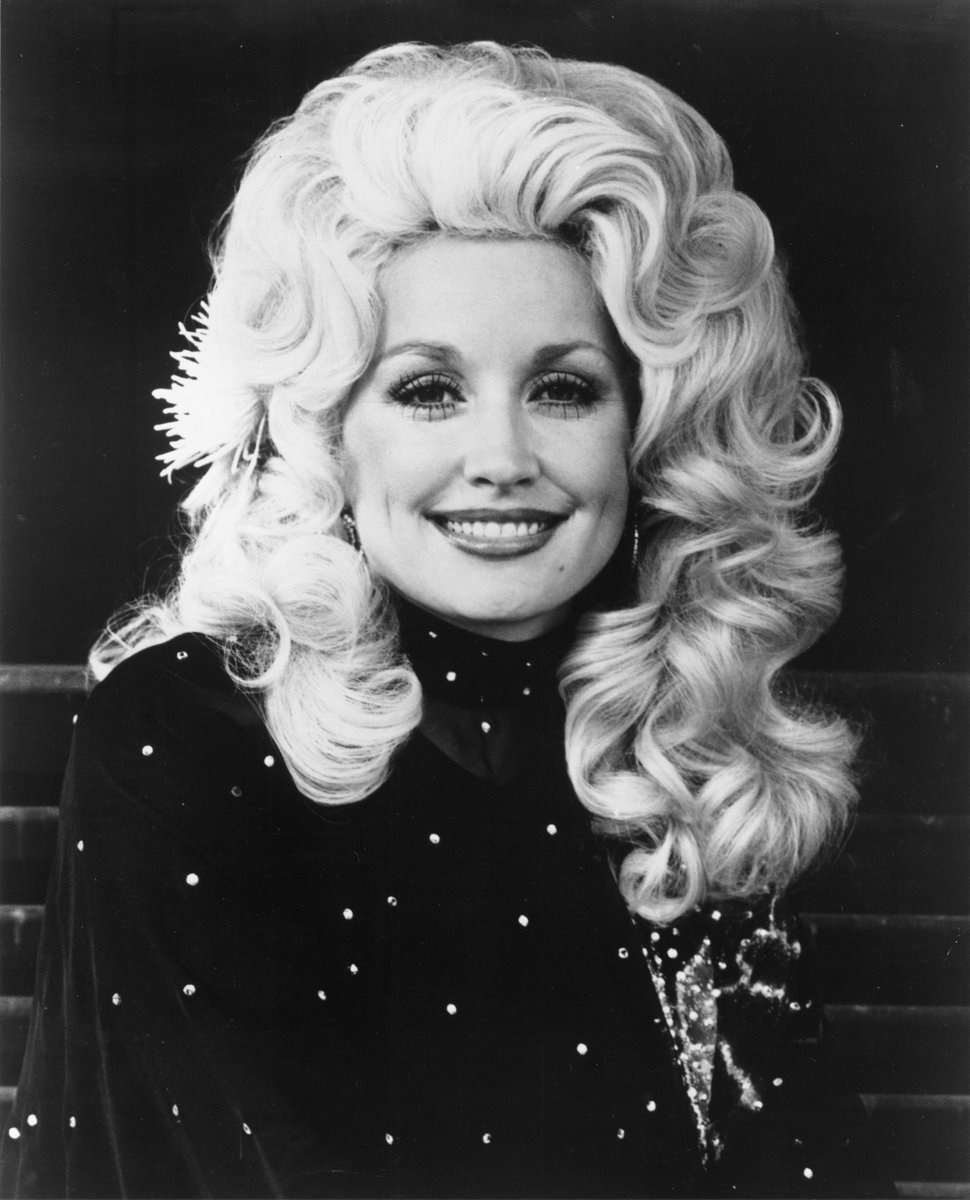 Rolling Stone crowns @DollyParton's 'Jolene' (1973) as the greatest country song of all time 👑

'Jolene is Dolly Parton’s pinnacle as a singer, songwriter, and storyteller: the ultimate country heartbreak song.'

Full list: rollingstone.com/music/music-li…