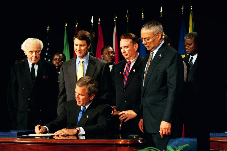 Twenty-one years ago on May 27➡️President George W. Bush signed @PEPFAR into law with overwhelming bipartisan support.

Since then, the U.S. government has invested $110 billion in the global HIV/AIDS response, saving 25 million + lives & bringing us closer to #EndAIDS2030