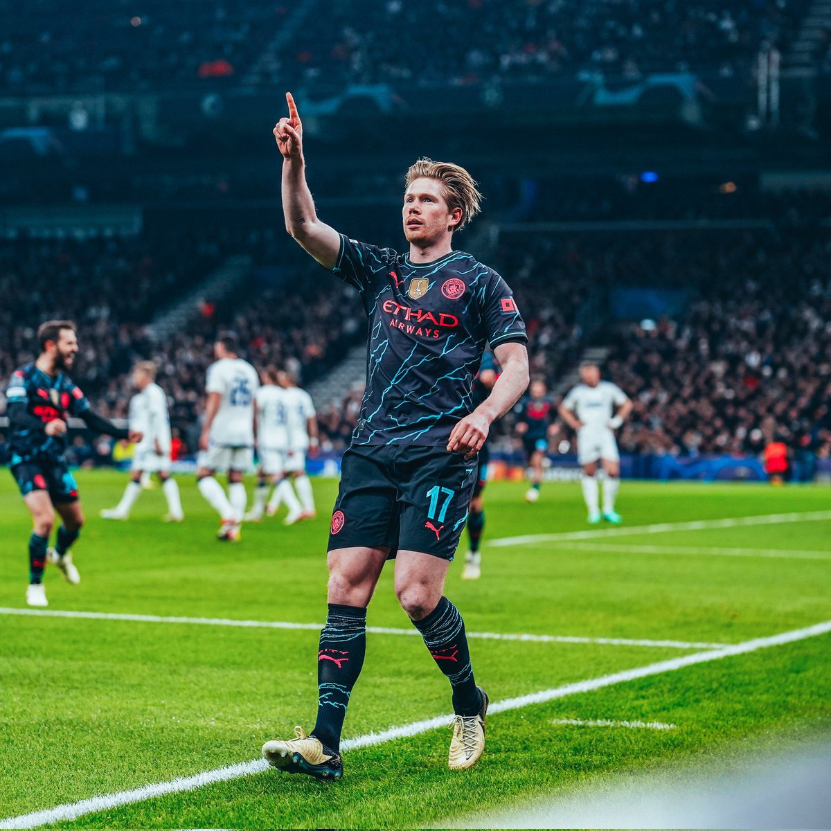 Best UEFA Champions League assists of all time 🔥🎯

A thread 🧵