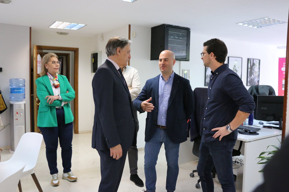 CGCarbayo's tweet photo. Nuestra primera visita de campaña ha sido para apoyar el talento joven y el desarrollo tecnológico, una de las grandes apuestas de #Salamanca

@MedityApp representa muy bien estos objetivos y es parte del emergente ecosistema empresarial del nuevo modelo de ciudad.

#TuRespuesta https://t.co/UMPyqw9PrE