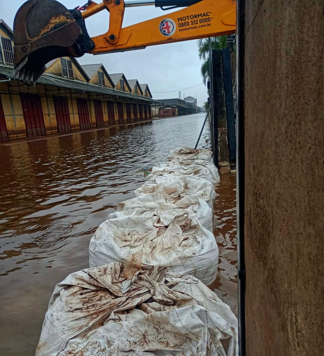 Prefeitura_POA's tweet photo. O @dmaepoa informa: Comporta 3 fechada com grandes sacos de areia e cimento na Avenida Mauá com a rua Padre Tomé. https://t.co/Vj4HaG8MHk