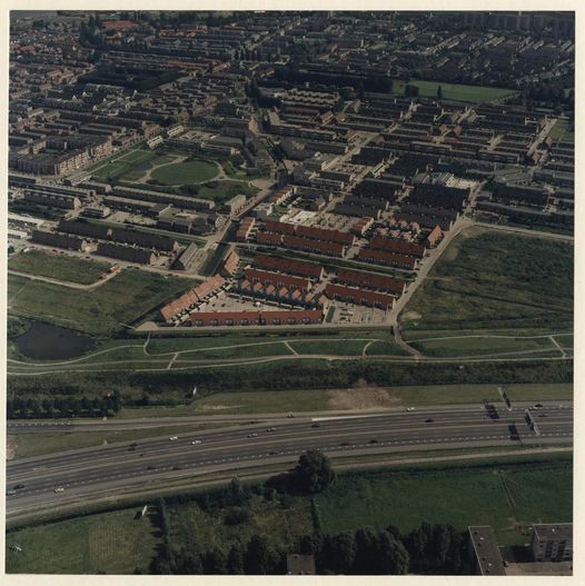 🦫Een luchtfoto van Beverwaard toen er nog geen drones waren;) Mooie plaat, weet jij het jaartal?

#Beverwaard