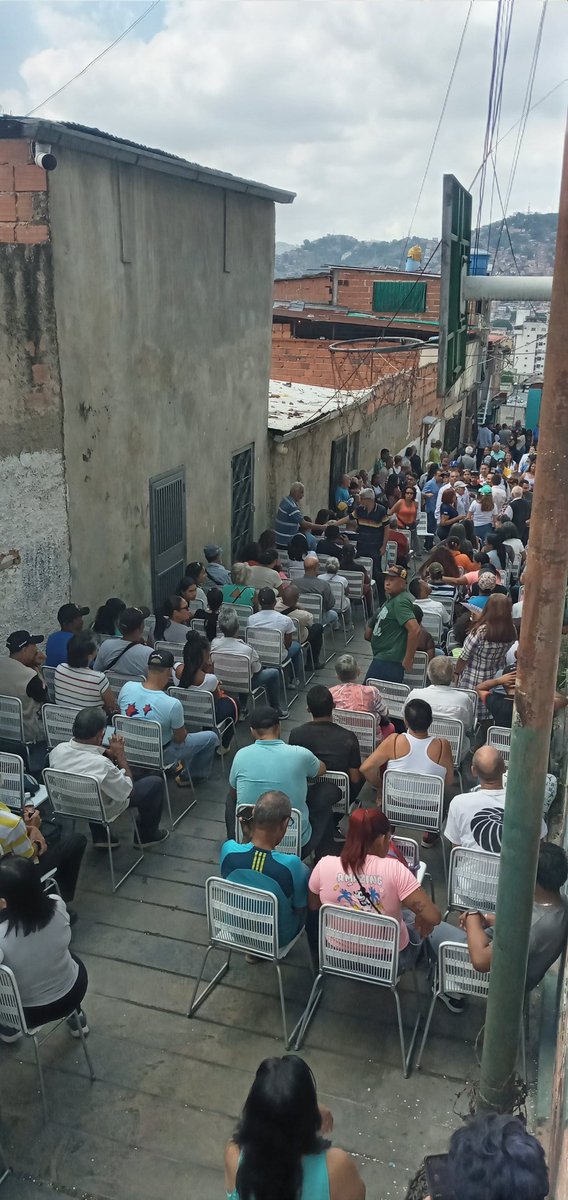 Palma33Alex's tweet photo. En Santa Rosalia Caracas Venezuela @EdmundoGU 
De Vista en la parroquia el próximo Presidente del país.
#EdmundoPresidente 
@MariaCorinaYA https://t.co/TGVM3iyBnK