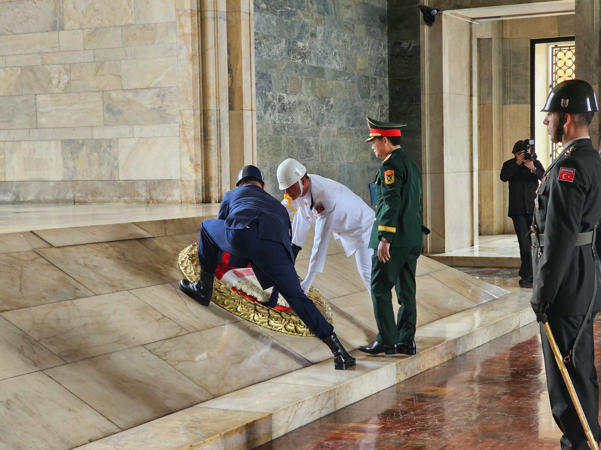 On April 24, the delegation of the Ministry of Defence Vietnam, headed by Lt.Gen. Phạm Trường Sơn Deputy Chief of the General Staff of the Vietnam Army, laid a flower wreath at the Anitkabir -Atatürk Mausoleum
