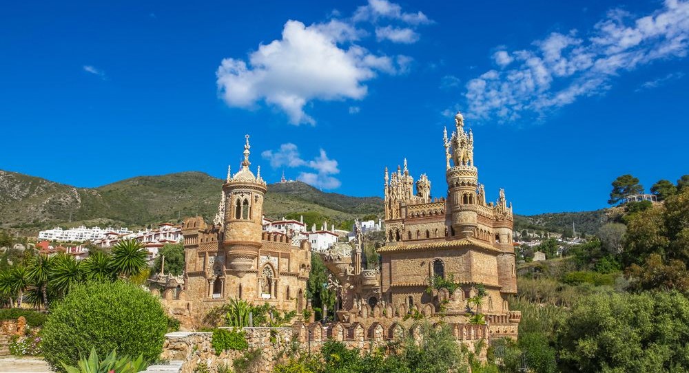 Visiting #Malaga soon? 🌅 Take note of this stop ➡️ Colomares Castle is a monument located in #Benalmádena. Dedicated to Christopher Columbus, its peculiar architecture won't leave you indifferent. 😉 tinyurl.com/drvj7ce7 👈 #VisitSpain #CostaDelSol @viveandalucia