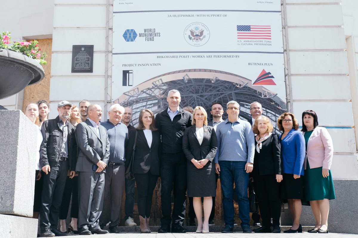 We were grateful to have the company of U.S. Embassy representatives as we celebrated the stabilization of the Teacher’s House in Kyiv. Russian shells exploded its iconic dome; now, this symbol of the Ukrainian independence movement is stable and ready for restoration. @usembkyiv