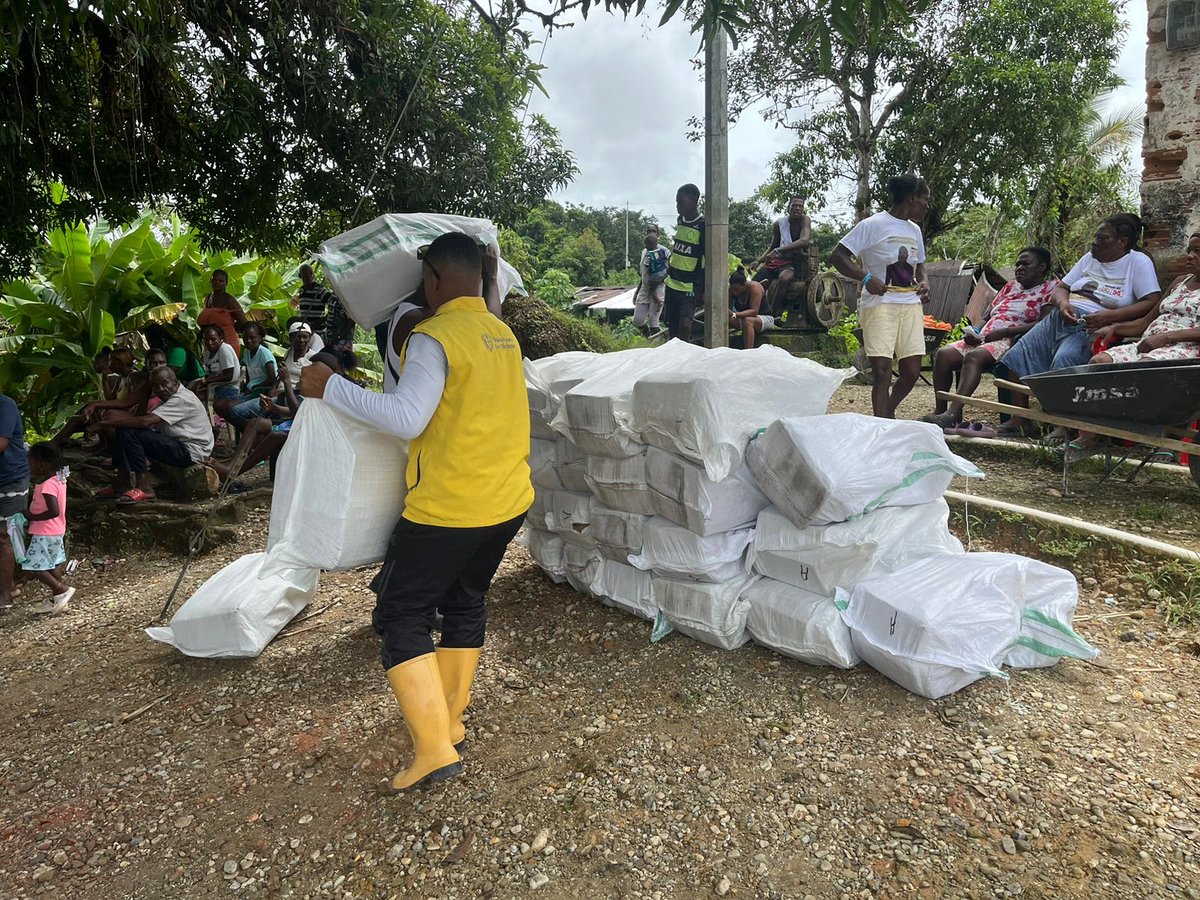 📷| En coordinación con la alcaldía y Personería de Sipí, #Chocó, la @UnidadVictimas llegó a nueve comunidades rurales y su cabecera municipal para entregar ayudas humanitarias de inmediatez y emergencia a 660 familias de esta zona del departamento. #CambiamosParaServir