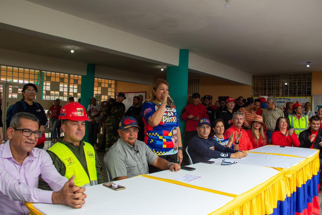 Gladys_barretoc's tweet photo. ¡Las escuelas y liceos están renaciendo con las Bricomiles!

Bajo el liderazgo de nuestro Pdte. @NicolasMaduro se entregó la dotación para rehabilitar los techos de 325 instituciones del Zulia; actividad que tuvo epicentro en la E.B.N.B. Cristóbal Mendoza, municipio Maracaibo. https://t.co/mkY1Gbj11v