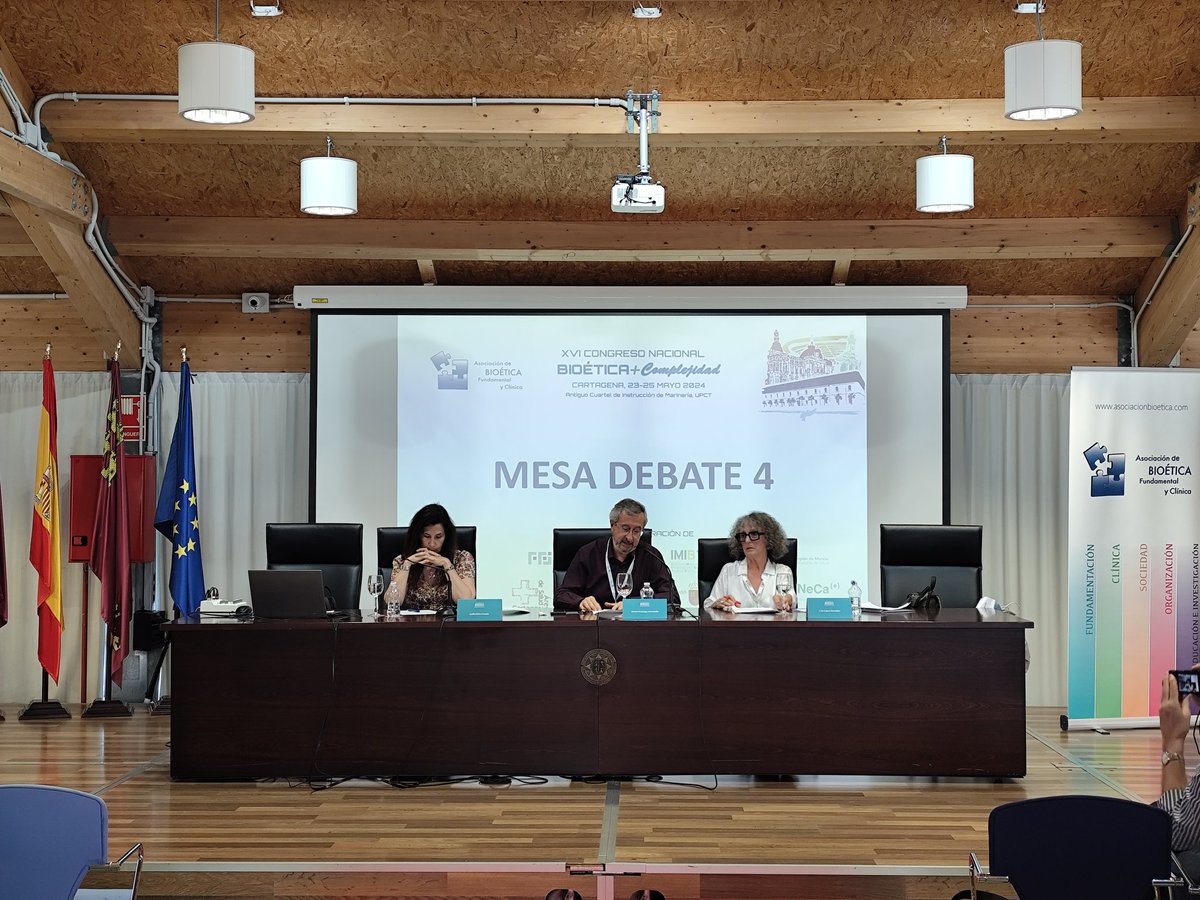 Finaliza la jornada del 24/05 Congreso <a href="/ABFyC/">ABFyC</a> con la Mesa de debate 4:
"DELIBERACIÓN, NARRATIVIDAD Y COMPLEJIDAD"
Modera: TOMÁS DOMINGO MORATALLA. Ponentes: 
LYDIA FEITO GRANDE. Presidenta, ABFyC. Vocal, CBE.
LOLA LÓPEZ MONDÉJAR. Psicoanalista y escritora. #Bioetica_Complejidad