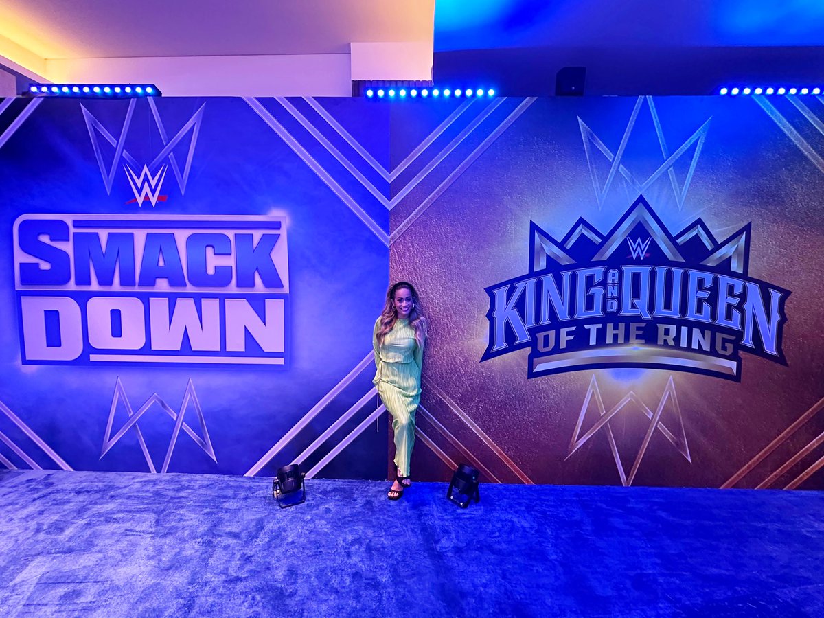 TheKaylaBecker's tweet photo. 👑 #smackdown  #WWEKINGANDQUEEN https://t.co/4EzxGh7xT4