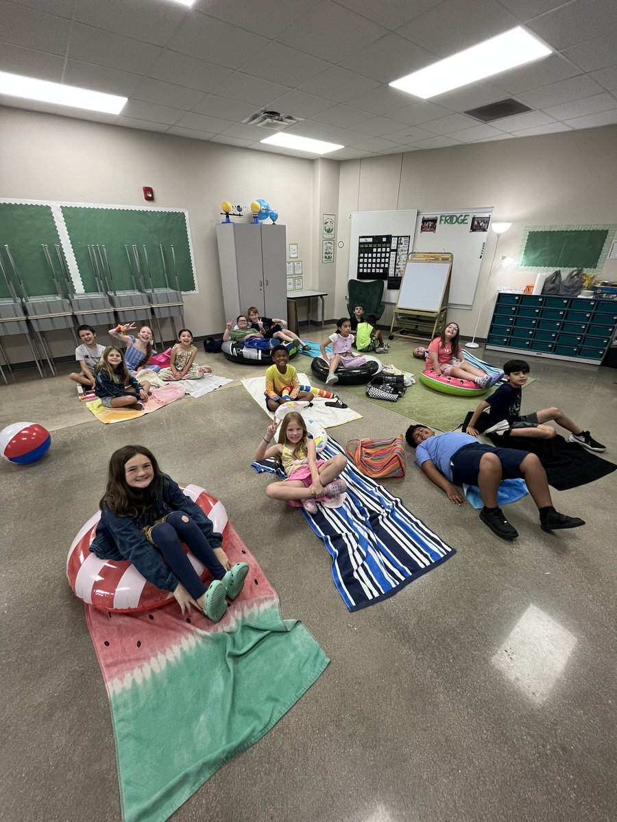 MrsMeredith345's tweet photo. Beach day! ☀️

I could not have dreamed of a better group of students for my first year of teaching. They’re ready for 4th grade! 🤟 https://t.co/0XnmbCMlb6