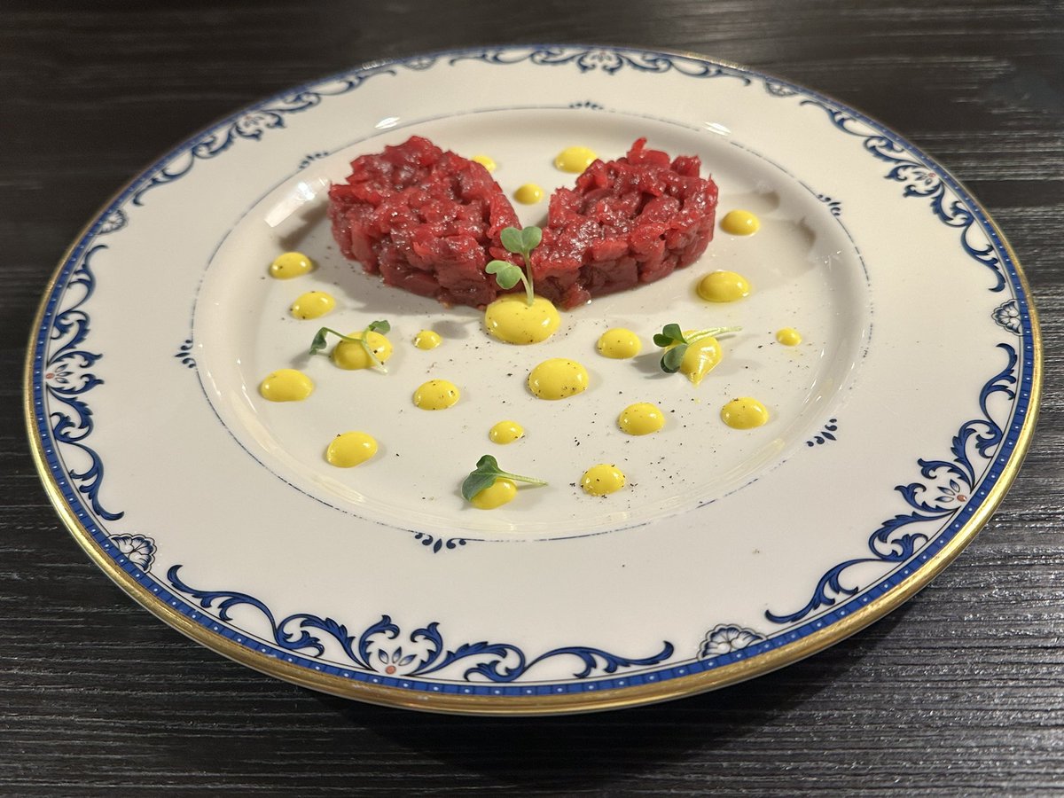 Tartare di Bisonte @carni_pregiate con Parmiggiano Reggiano e Zafferano Umbro il New Entry della Carta #TerritOri di <a href="/casa/">casa</a>.vissani tanta roba!!!😋😋😋🍀🫶
#cucina #amore #autore #tradizione  #conquista #audacia #piacere #memoriadelgusto #umbria #italy @madeinitaly_official_