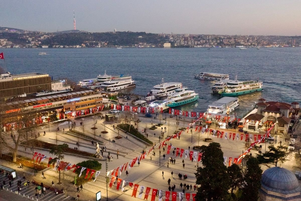 Takımımız kupayı Çarşı'ya getiriyor. Yarın 16.00'da Beşiktaş Meydanı'nda şampiyonluk kutlaması olacak. #ŞAMP11YON 🏆