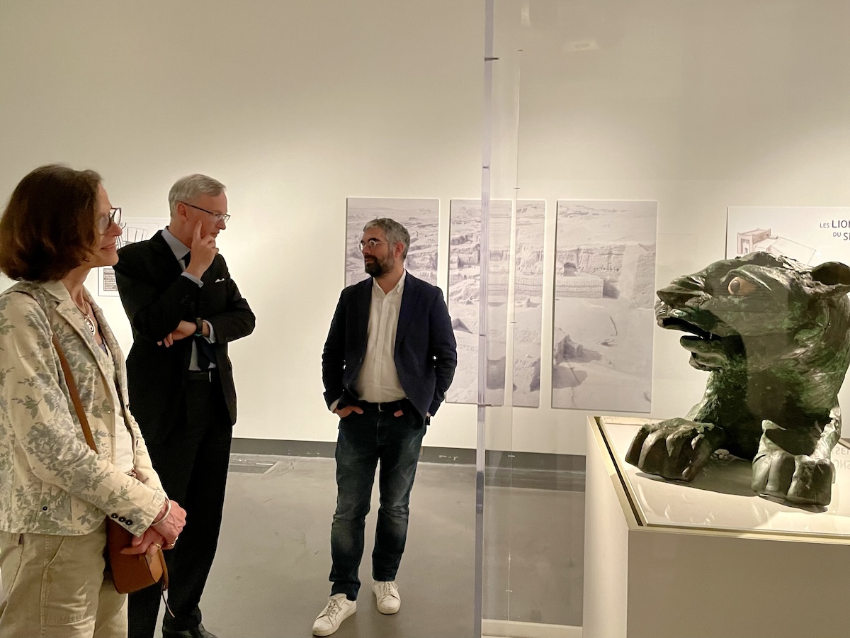 Un grand merci à Jean-Cédric Janssens de Bisthoven, Ambassadeur, Représentant permanent de la Belgique auprès du Conseil de l’Europe, de sa visite aujourd'hui à la @BNUStrasbourg ! L'exposition #MariEnSyrie est le fruit d'un partenariat avec le @MuseeLouvre et le @MuseeMariemont.