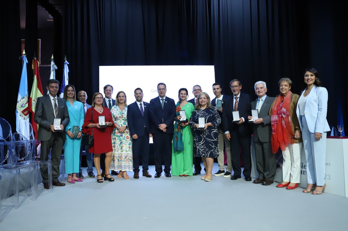 EducacionGobC's tweet photo. 🔵 La Casa de la Cultura de @Los_Realejos ha acogido este viernes la ceremonia de entrega de las distinciones Viera y Clavijo 2023, otorgadas a siete docentes y tres centros en reconocimiento a su destacada labor a favor de la @EducacionCan en el archipiélago. https://t.co/JlX2VIuvtd
