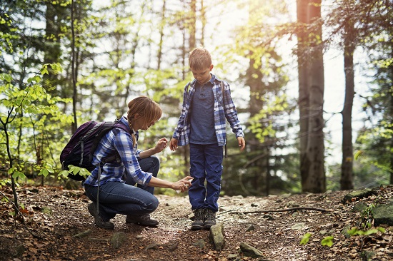 Remember to protect the family from #InsectBites. Common biting/stinging insects include mosquitoes, black flies and bees. Prevent bites by wearing light-coloured clothing and insect repellent More tips from @AboutKidsHealth: bit.ly/3pV8sXr #SummerSafety