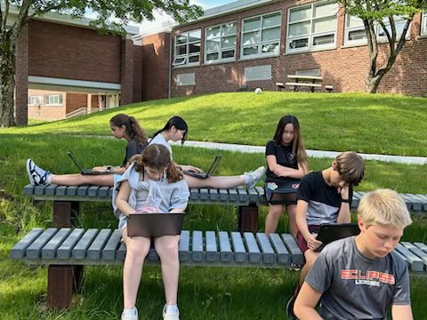 Mr. Gillan’s students take advantage of some of our outdoor learning spaces at @SaxeMS… What a day to get some fresh air during class! #SaxeOutdoors