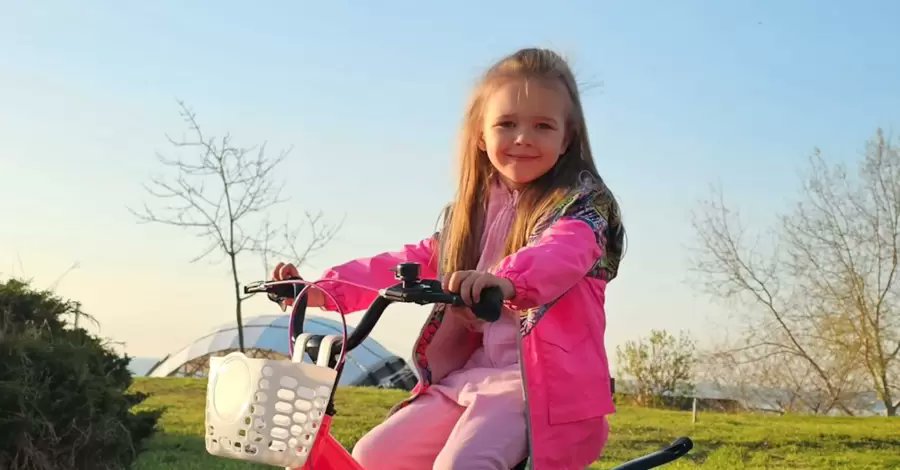 Gerashchenko_en's tweet image. This is four-year-old Zlata from Odesa.

Zlata was killed by a piece of shrapnel from a Russian missile after a strike on Odesa: for almost a month, doctors fought for her life, but weren't able to save her.

Eternal memory to a little girl, murdered just for being Ukrainian.