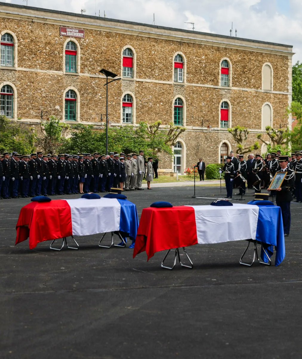 Hommage aux gendarmes tués dans l'exercice de leurs fonctions en Nouvelle-Calédonie. Nicolas Molinari et Xavier Salou ont été nommés chevaliers dans l’ordre de la Légion d’honneur. La cérémonie était présidée par @GabrielAttal à Maisons-Alfort. N'oublions jamais. © Matignon