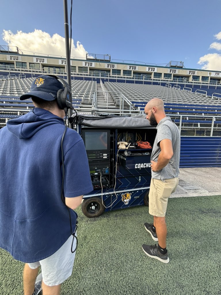 kxxrla_m's tweet photo. Todays Off-Season Lesson: @CoachComm ✅
#eqmanager #equipmentmanager #fiufootball #fiu #womeninsports #footballisfemale #coachcomm #kxxrla https://t.co/9utmaP4vQt
