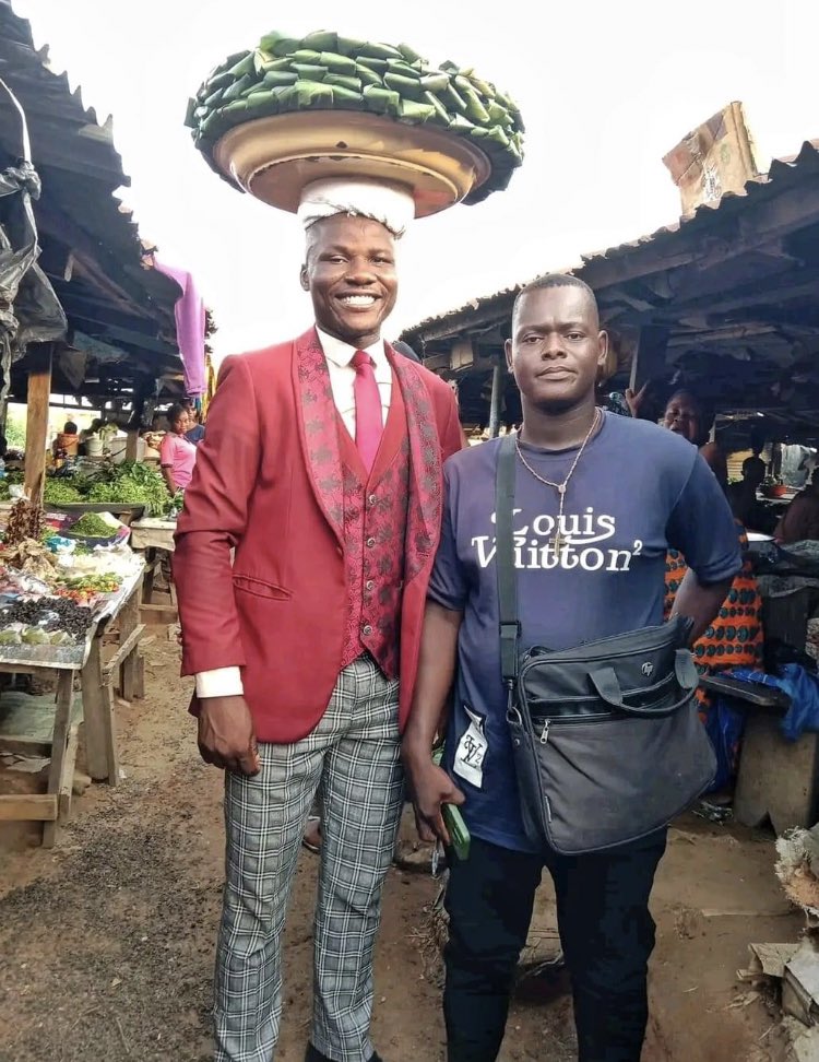 This Moses Eteng, a 25yrs old man who sells Agidi in Uyo & other towns in Calabar State.

He’s fondly called Educated Agidi, very popular cos of d unique way he packages himself &use his Lege-dis Benz.

He's always dressed corporate while selling. 

May God bless our hustle
