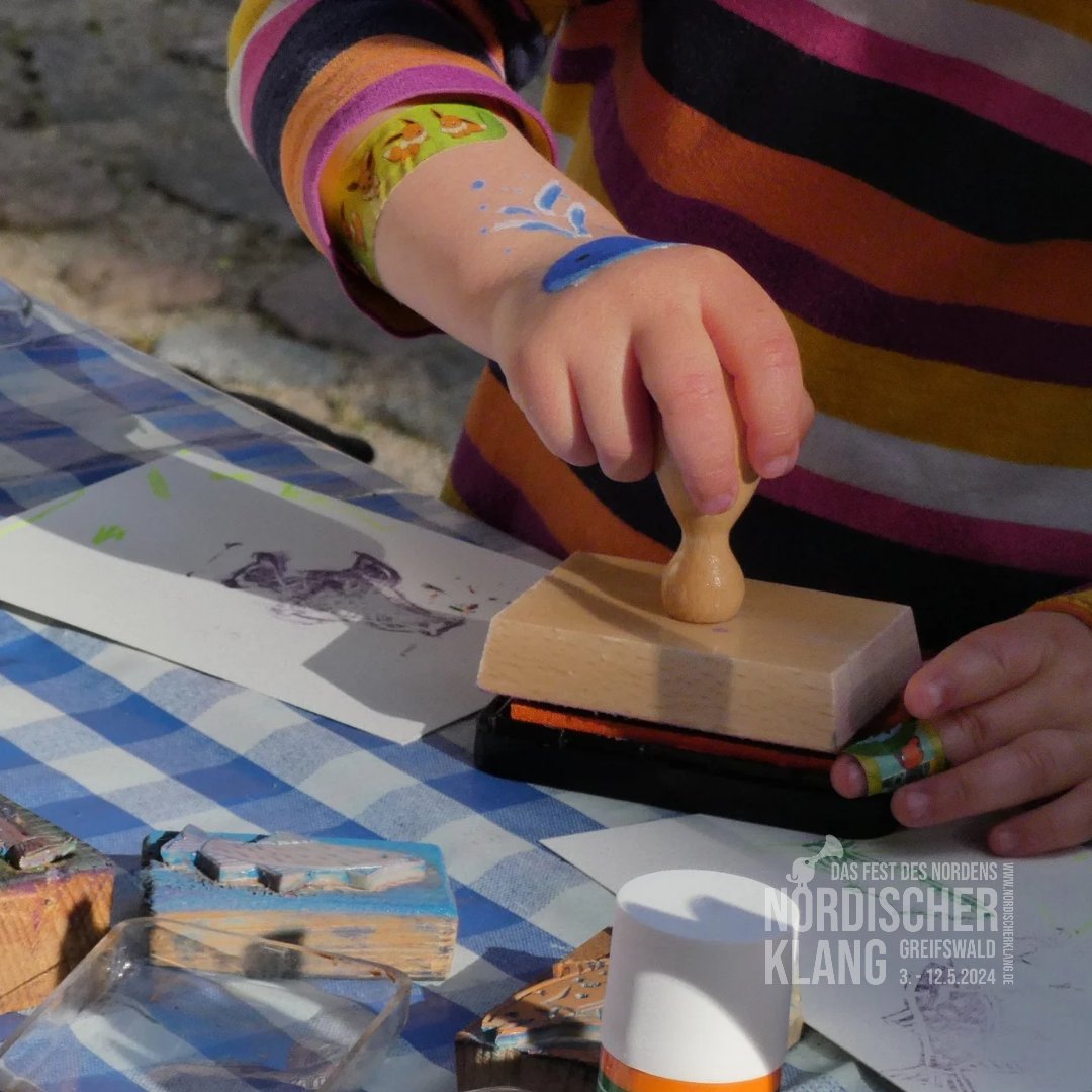 Das Per Bäcker Trio präsentierte am 5.5 eine Vielfalt an originalen Songs und Covern. Im Anschluss gab es für die Kinder ver.queerte Märchen von Henrik Rosenqvist Andersen. Die Familien waren zum Mitdenken angeregt und hatten viele Freude am Mitmachen.
#nokl24
<a href="/Swebotschaft/">Botschaft Schweden</a>