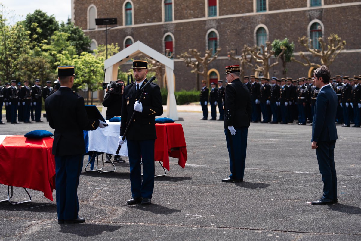 #Hommage 🇫🇷 Les honneurs militaires ont été rendus à Maison-Alfort au Maréchal des logis-chef Molinari et au major Salou, décédés en #NouvelleCalédonie. Cérémonie présidée par @GabrielAttal, en présence de @Ch_RGZ. Pensées aux familles, aux proches et aux camarades.