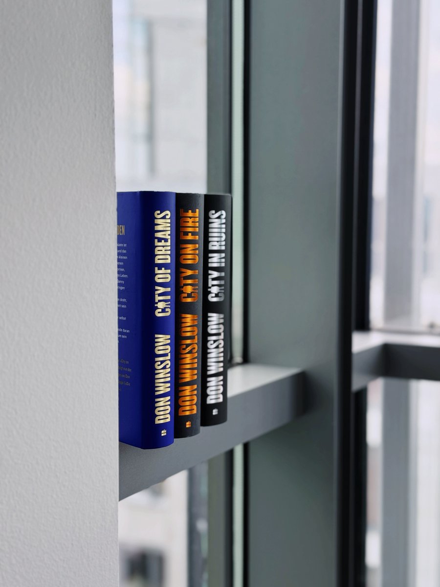 Verlagsgruppe HarperCollins (@harpercollinsde) on Twitter photo Das letzte Buch #cityinruins von <a href="/donwinslow/">Don Winslow</a>! Das epische Finale der City on Fire Saga ist da – über Liebe und Hass, Ehrgeiz und Verzweiflung, Rache und Mitgefühl. Denn manchmal musst du werden was du hasst, um zu beschützen, was du liebst. Übersetzung: Conny Lösch #donwinslow Das letzte Buch #cityinruins von <a href="/donwinslow/">Don Winslow</a>! Das epische Finale der City on Fire Saga ist da – über Liebe und Hass, Ehrgeiz und Verzweiflung, Rache und Mitgefühl. Denn manchmal musst du werden was du hasst, um zu beschützen, was du liebst. Übersetzung: Conny Lösch #donwinslow