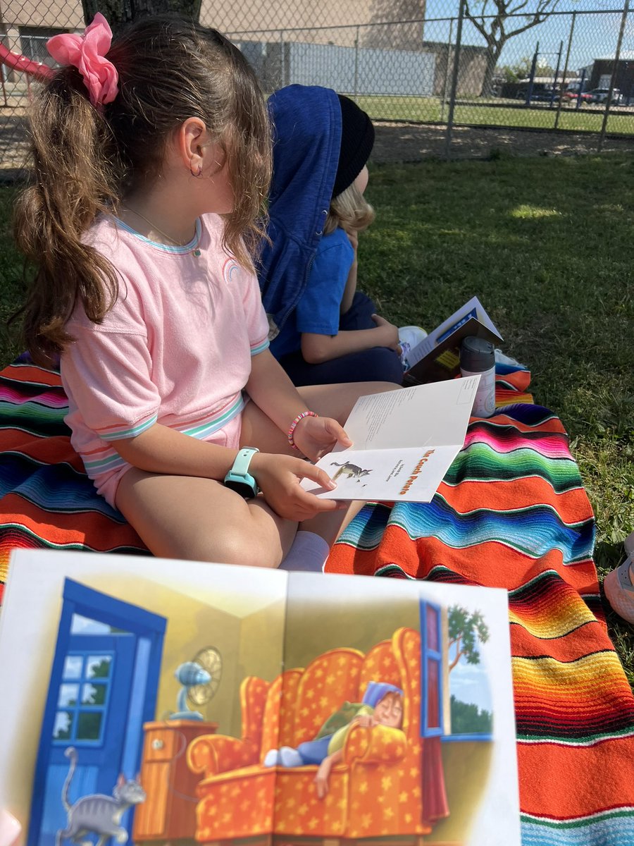 Spring is here, and these students love reading outdoors! <a href="/School9E/">School 9E</a>