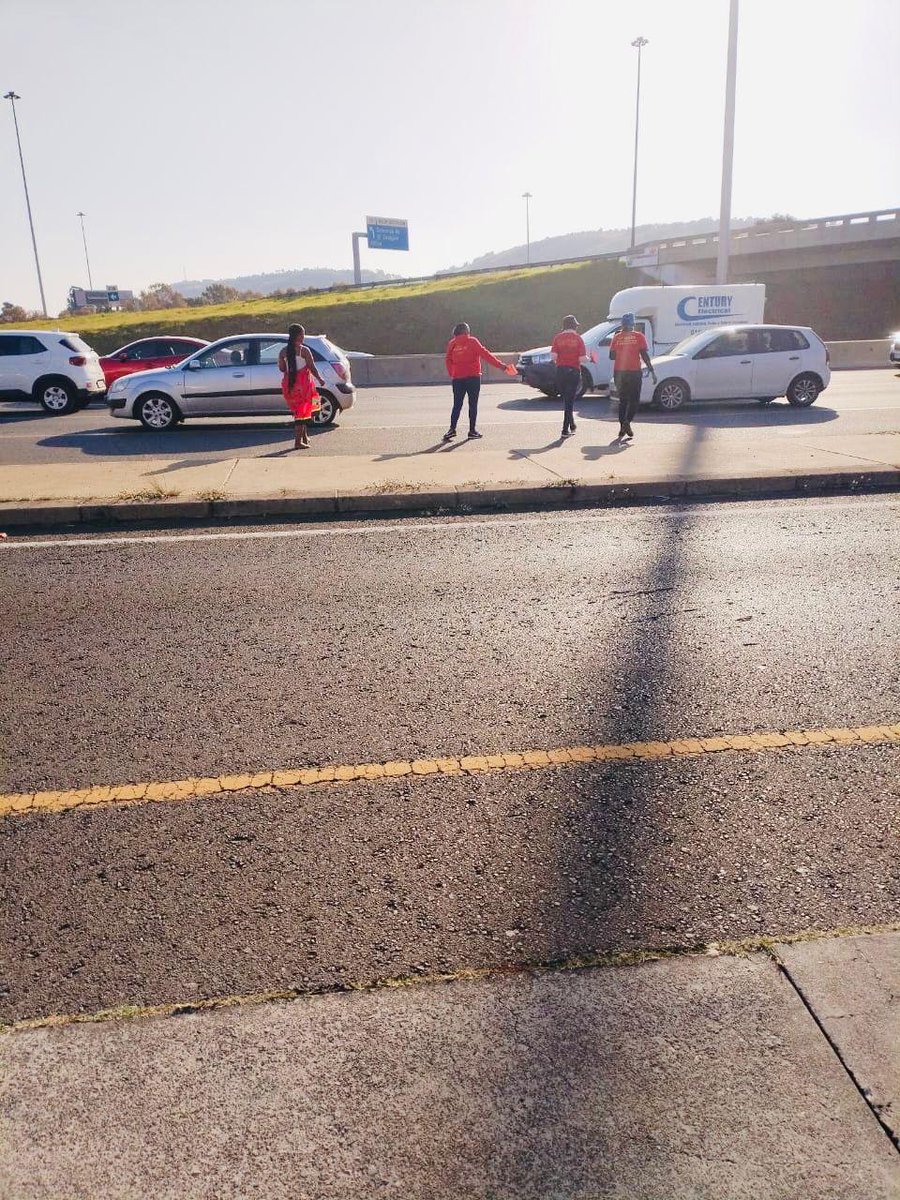 🚨In Pictures🚨 Fighters pamphleteering at Gillooly’s interchange, seizing the opportunity as traffic builds up. #VukaVelaVota #VoteEFF #EFFRedFriday