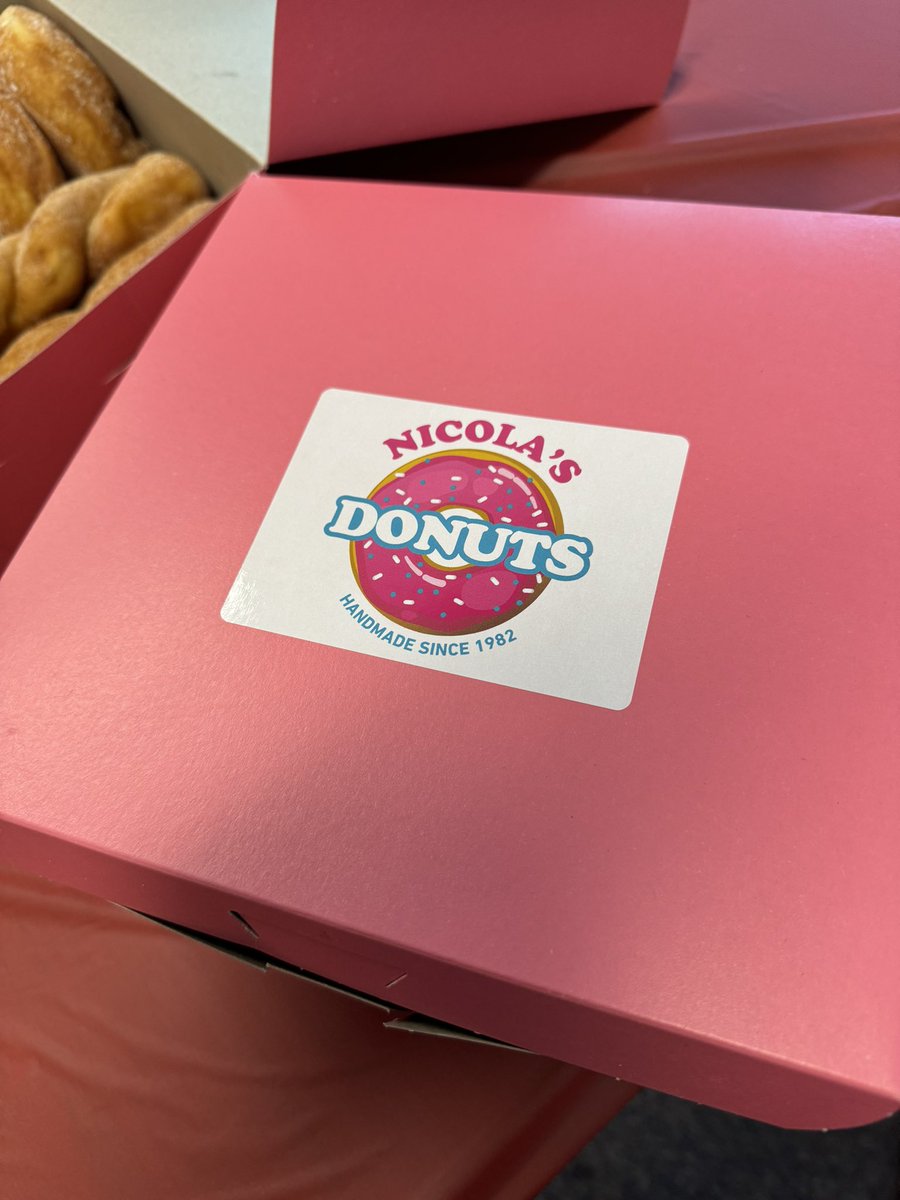 Farnell is ready for our last day!!  Donuts and summer attire! What else do we need? #letsdoit <a href="/hcpsMS/">HCPS Middle Schools</a> <a href="/HillsboroughSch/">Hillsborough Schools</a> <a href="/NicolasDonuts/">Nicola's Donuts</a>