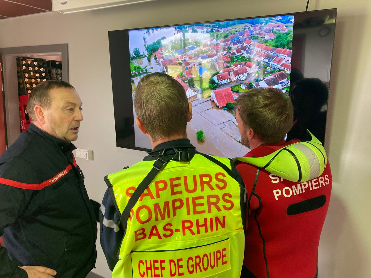 sdis67's tweet photo. Après les inondations et les crues qui ont touché le Bas-Rhin, @F_Bierry, Président #CASIS67 et le Contrôleur général R. Cellier, #DDSIS67 tiennent à féliciter et à remercier les #Pompiers67 mobilisés pour répondre aux sollicitations de la population dans les secteurs impactées. https://t.co/BLr09ltEG4
