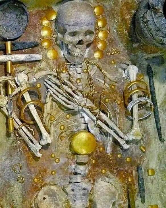 The richest tomb of the 5th Millennium BC :

In 1970s, archaeological excavations in Bulgaria, near the modern city of Varna, identified a large Copper Age necropolis, dating back to 5th Millennium BC, which featured the oldest gold artifacts ever discovered until that time.
