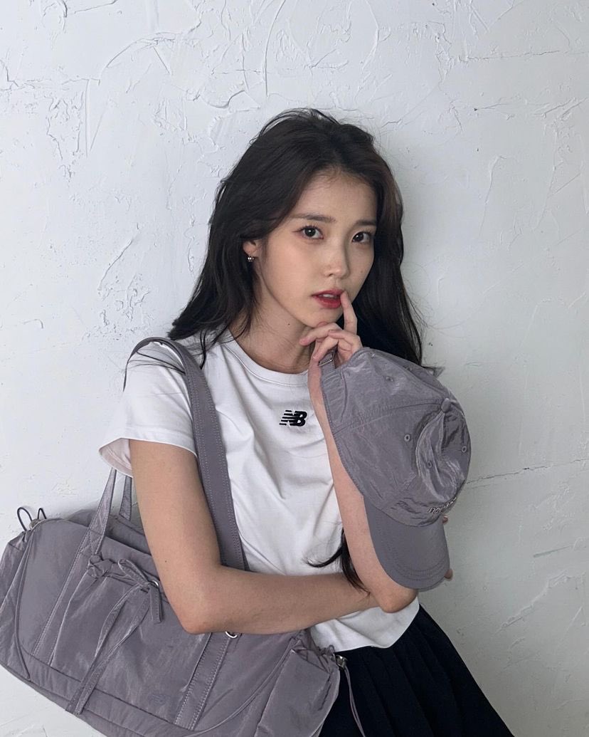 IUteamstarcandy's tweet photo. [IU IG] 240524 “💟 New Balance 💟”

#IU #아이유 #NewBalance 
https://t.co/rJn4PKDdQR https://t.co/EHHlzCzpsQ