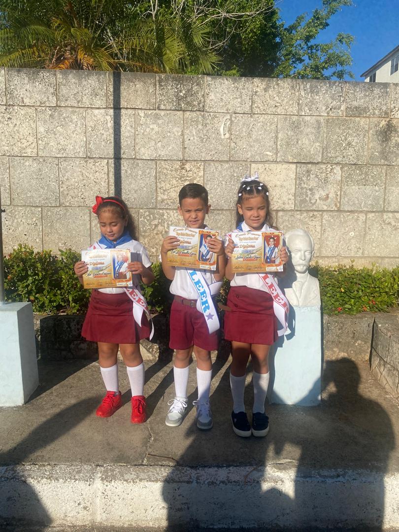 #Cuba que linda es Cuba, el que la bloquea es un criminal,  a estos niños desde EE.UU se les niegan recursos para estudiar y medicinas para su salud.
#UnidosXCuba