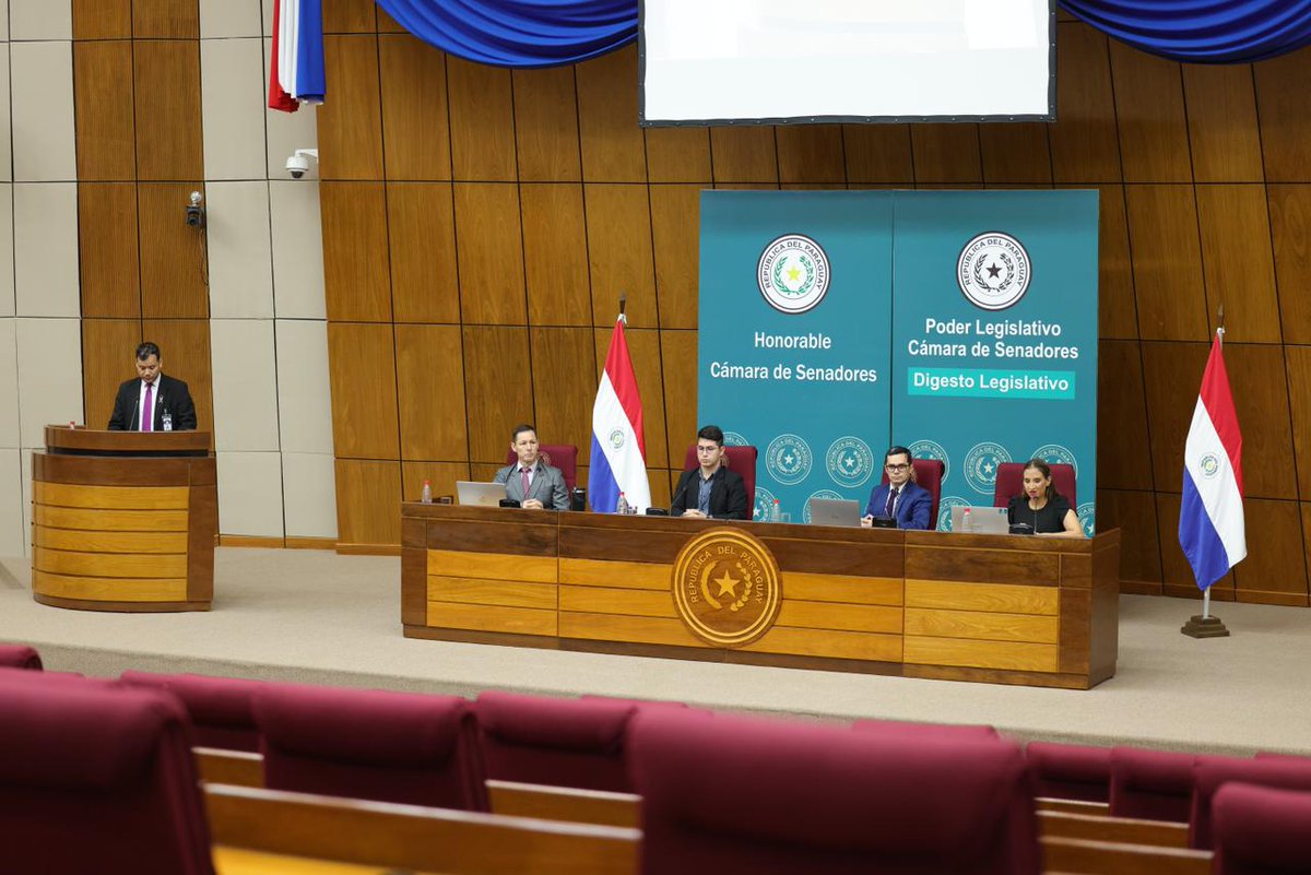 DNITpy's tweet photo. El director general de Normalización, Modernización e Innovación, Hugo López, acompañado de un equipo técnico de la #DNIT, participó como disertante del conversatorio sobre Facturación Electrónica,  organizado por la Dirección General de Digesto Legislativo de @SenadoresPy https://t.co/AMvqgQpxVk