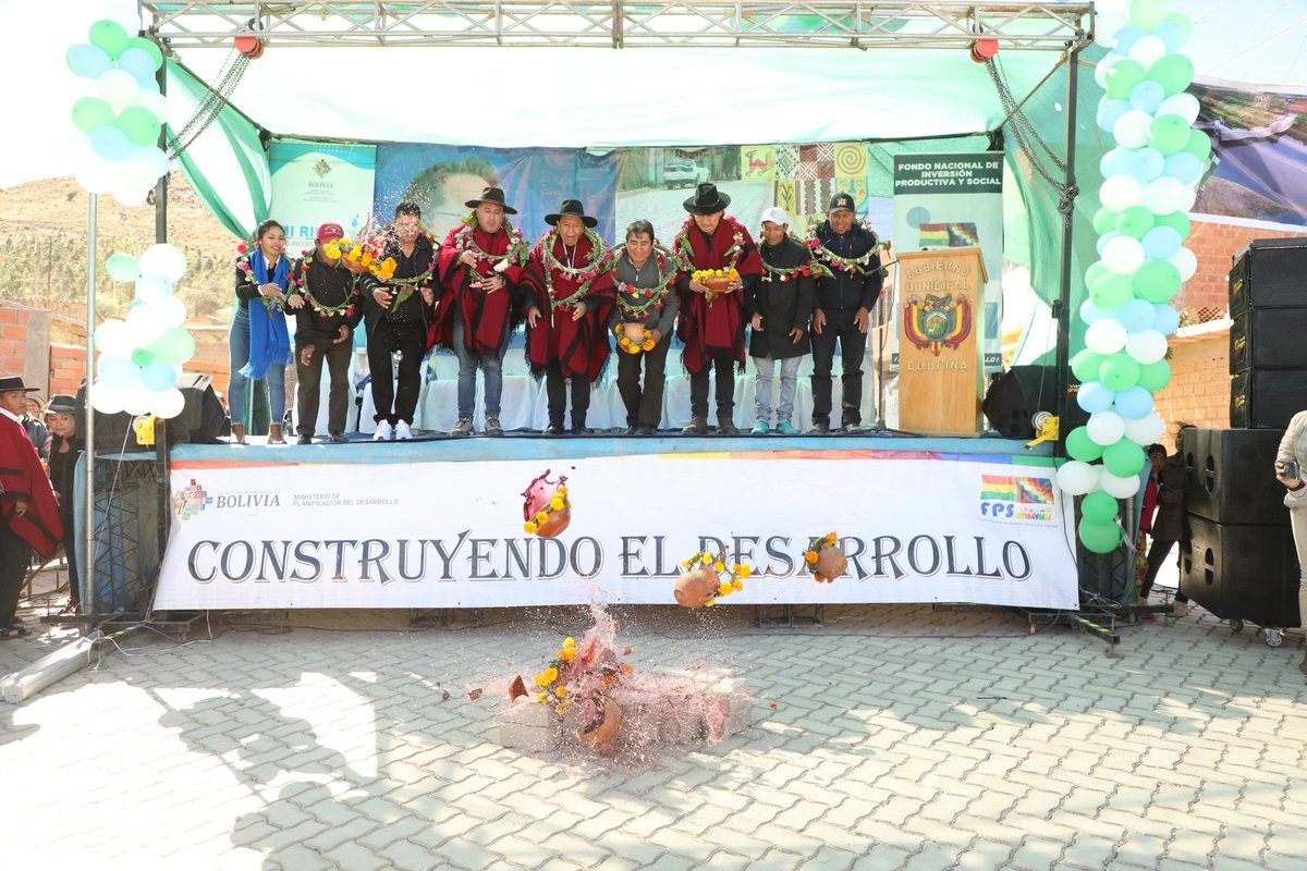 VPEP_Bol's tweet photo. El vicepresidente, Jilata David Choquehuanca Céspedes, entregó una construcción de pavimento articulado, sistema de riego alto y radio base, la tarde de este jueves, en el municipio chuquisaqueño de #Culpina.
Leer nota completa: https://t.co/KUmW9jXJrV https://t.co/zQE2Yr2U3y