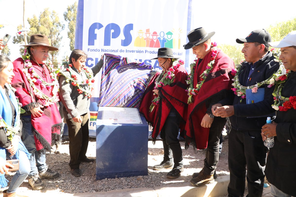 VPEP_Bol's tweet photo. El vicepresidente, Jilata David Choquehuanca Céspedes, entregó una construcción de pavimento articulado, sistema de riego alto y radio base, la tarde de este jueves, en el municipio chuquisaqueño de #Culpina.
Leer nota completa: https://t.co/KUmW9jXJrV https://t.co/zQE2Yr2U3y