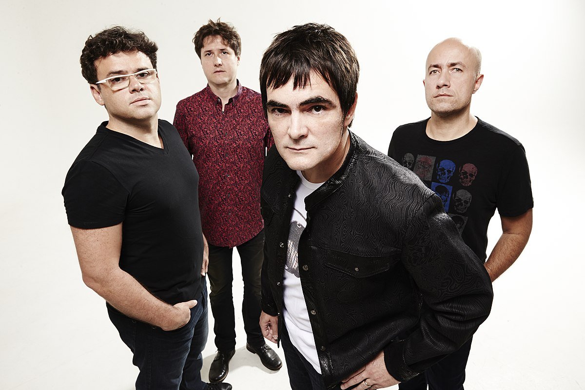 cifraclub's tweet photo. qual o nome dessa banda? só vale resposta errada https://t.co/nS414O2hqI