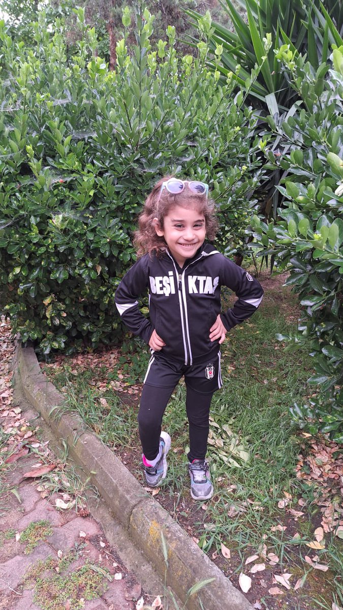 Beşiktaşlı babanın kızı kupayı aldıktan sonra tabii ki okula tepeden tırnağa Beşiktaş giyinerek gidecek