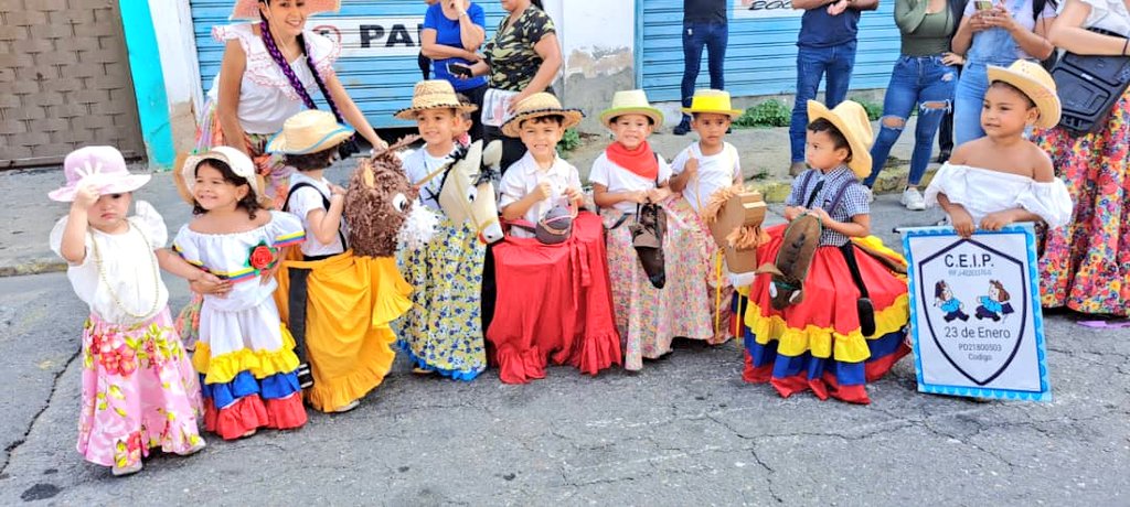Viernes Culturales Viva Venezuela Mi Escuela Querida  desde la Parroquia los Tacarigua Mcpio Girardot, los niños del CEIP 23 de Enero, celebraron su Aniversario bailando la burriquita.
#VerdadDePueblo
<a href="/NicolasMaduro/">Nicolás Maduro</a> 
<a href="/_LaAvanzadora/">Yelitze Santaella</a> 
@MPPEDUCACION 
<a href="/LeiraSuarezPsuv/">LeyraSuarezPsuv</a>
