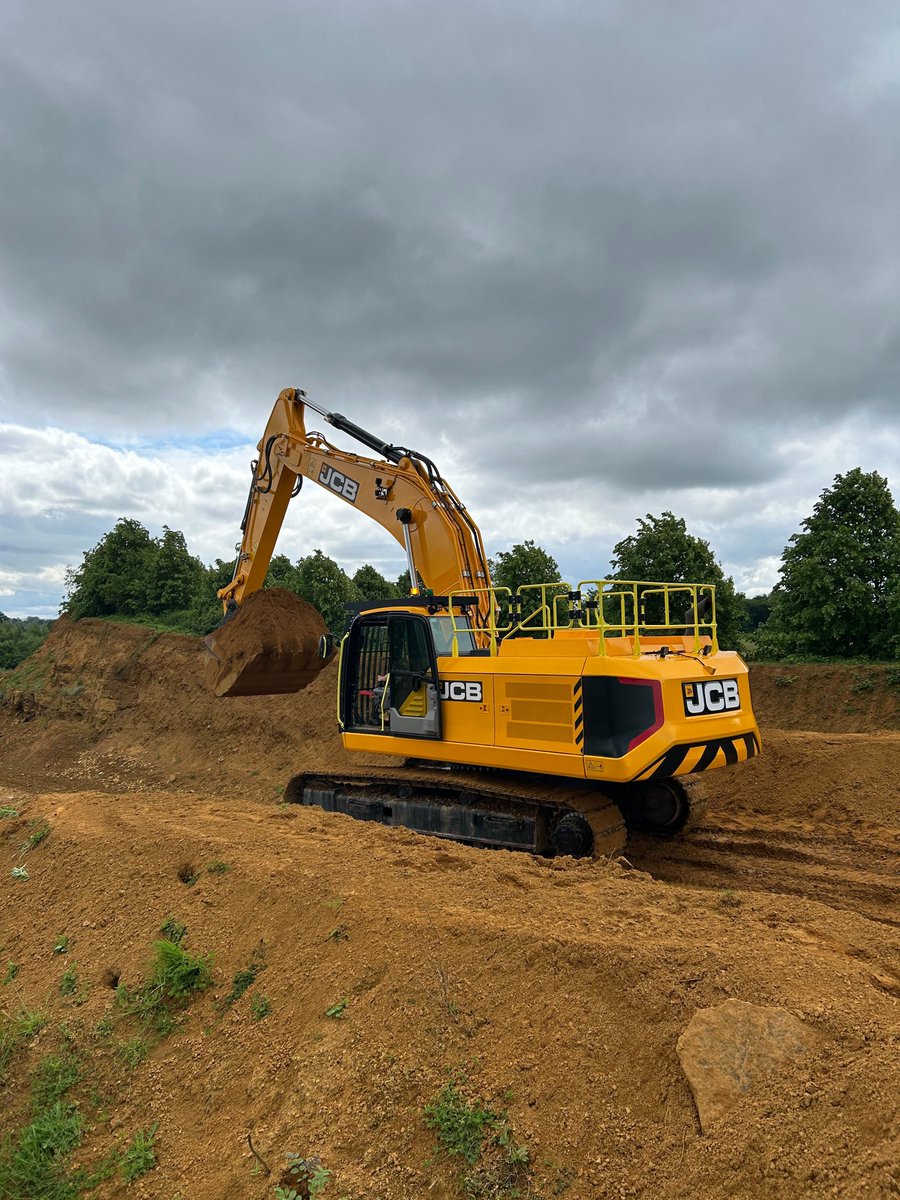 Watling_JCB's tweet image. Watch the JCB 370X at the Watling JCB Operator Challenge today! 🚜💪

🟡 8.9L Cummins L9 engine
🟡 Dig Depth: 8.36m
🟡 Weight: 39,888 kg

Experience it yourself at Pitsford Quarry tomorrow. Registration link: watling-jcb.com/event-register…

#JCB #OperatorChallenge #370X